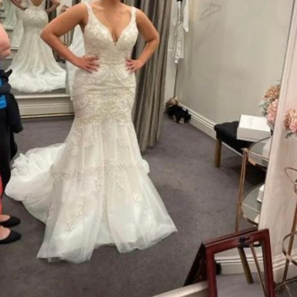 BRAND NEW WEDDING DREESS - Picture 1 of 9